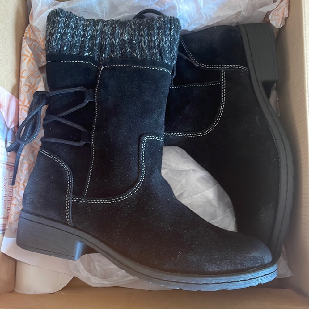 Nice new in box black boots